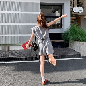 2025夏季休闲灰色运动风套装女设计款后背镂空系带T恤短裤两件套图片