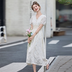 2025夏季新款刺绣高级感连衣裙，女装连衣裙，1C078