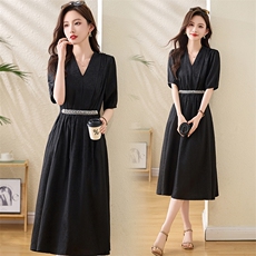 法式黑色连衣裙女2025新款夏小个子收腰显瘦赫本风V领裙子，女装连衣裙，多彩