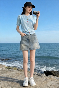 欧货时尚设计感套装女夏新款圆领彩色纽扣针织衫短袖牛仔裙两件套图片