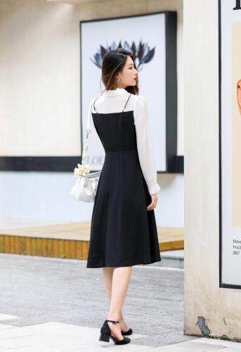 淑女且不失时尚，黑白撞色虽经典，但是也不失高雅，其它，漫菲妮