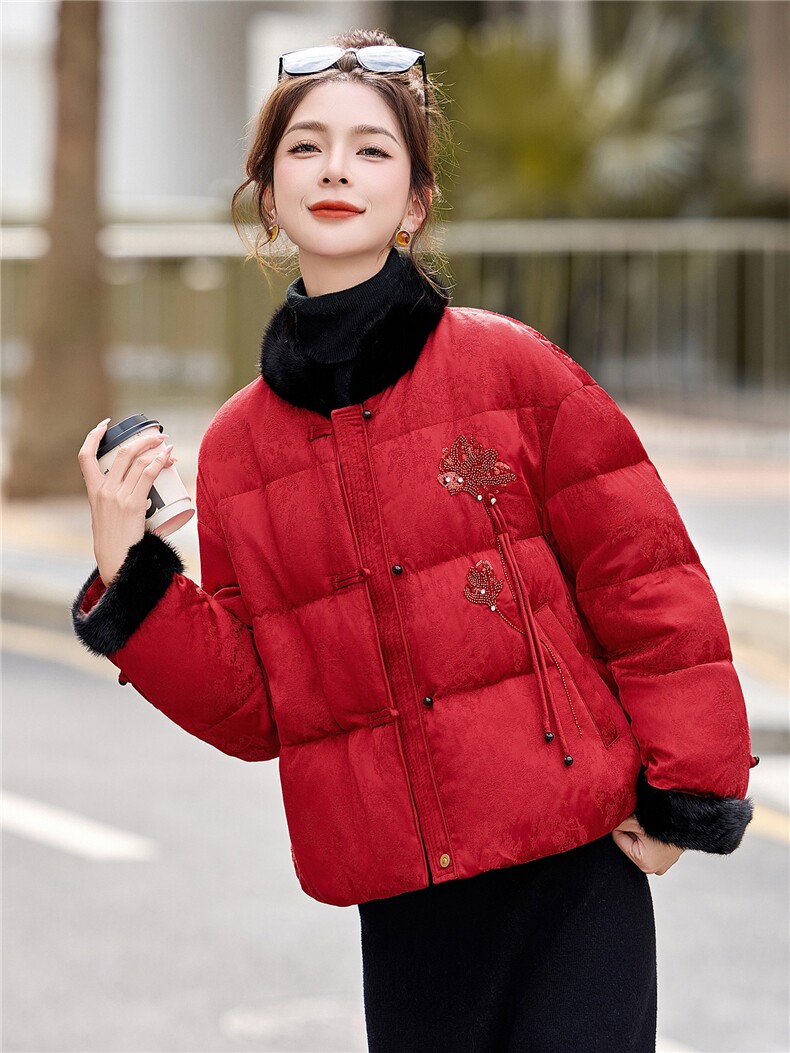 2025冬装新款简约时尚新中式钉珠毛领羽绒服,女装羽绒服,美沁