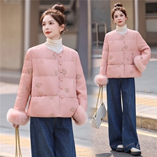 现货。2025年潮冬季真狐狸毛重工刺绣钉珠短款新中式羽绒服新款，女装羽绒服，艾仟回(原伊仟回)