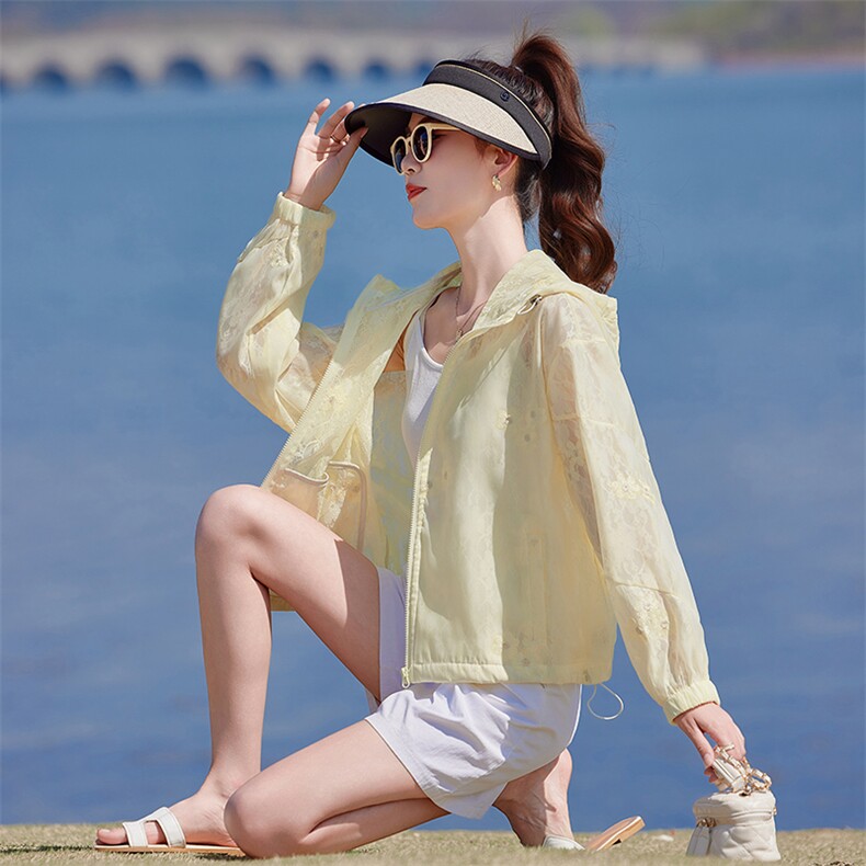 今年流行独特花花立领白色外套女春2025新款小个子防晒棒球服夹克,女装短外套,靓衣阁
