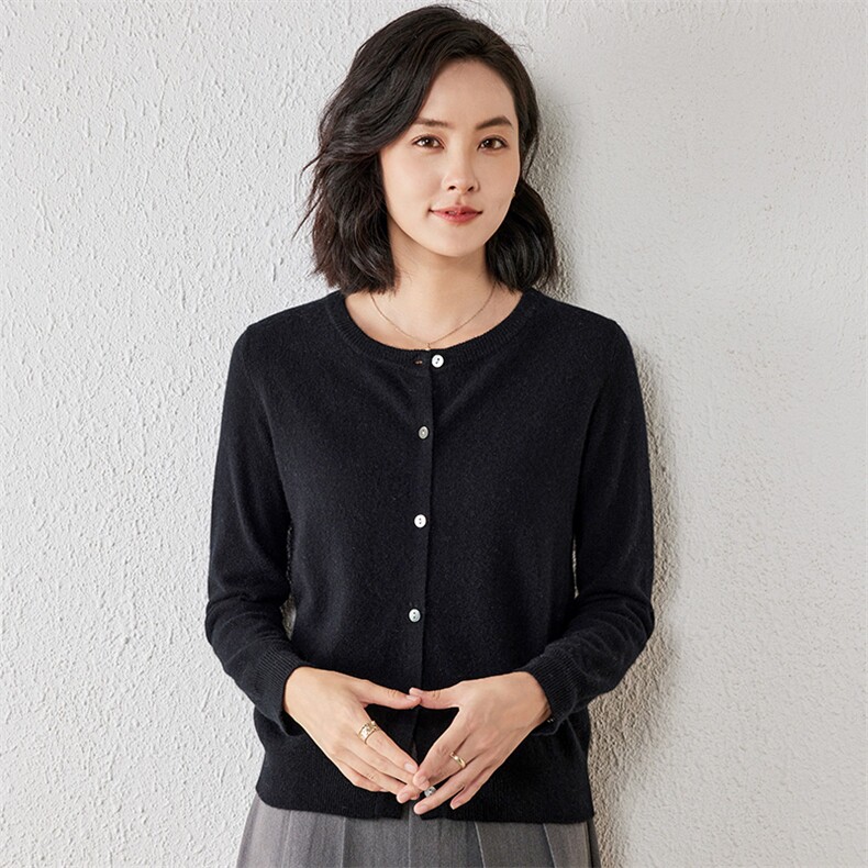 2025年春季修身型常规单件长袖开衫圆领单排扣时尚百搭,女装羊绒衫,春贝羊绒