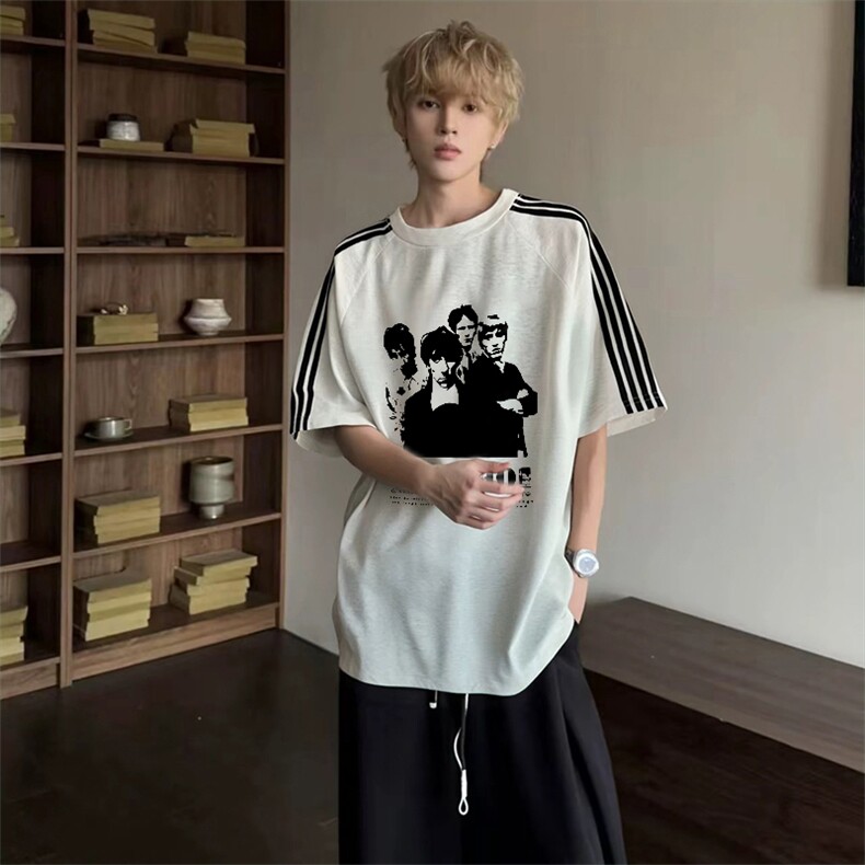 抖音得物品质二开240克宽松纯棉美式潮牌印花三条杠中性风短袖T恤图片