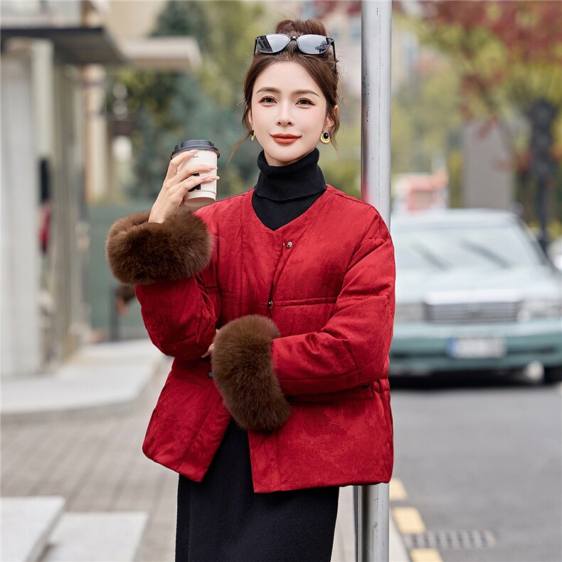 现货、现货2025年人丝冬季新款新中式真狐狸毛短款气质羽绒服,女装羽绒服,艾仟回(原伊仟回)
