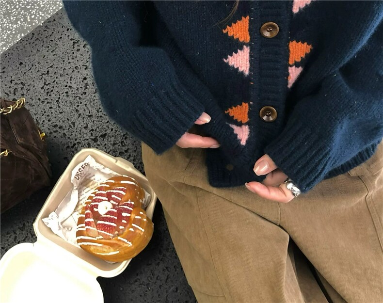 2025年秋季时尚百搭通勤简约休闲加厚复古开衫,女装羊毛衫,伊绒腾羊绒