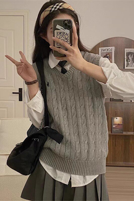 2024年秋季时尚气质V领百搭无袖显瘦套头纯色马甲，女装马甲，德聚羊绒