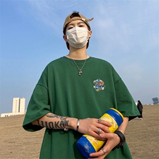 墨绿色