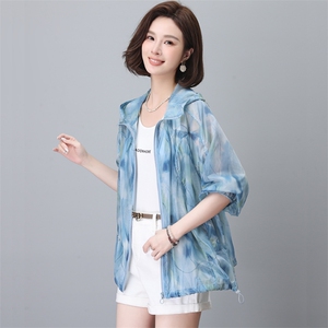 印花防晒衣女短款夏季薄款外套2026新款轻薄宽松连帽防晒服，女装短外套，板酷