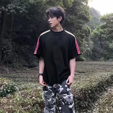 黑色