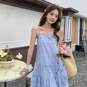 韩系蓝色减龄格纹连衣裙女2025夏季新款高级感小众绝美显瘦吊带裙图片