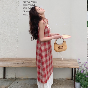 森系田园风红色格纹连衣裙女2025夏季新款超火蕾丝拼接漂亮吊带裙图片