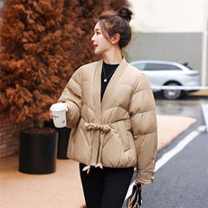 墨绿色羽绒服女冬季2024年新款短款时尚小个子V领盘扣白鸭绒外套，女装羽绒服，卡杰菲