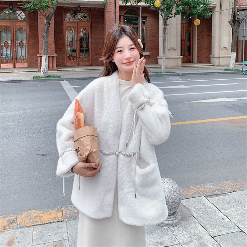高级感白色新中式盘扣羊羔毛外套女冬季小个子加厚皮草仿貂毛大衣,女装毛呢外套,2C056