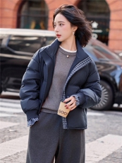 2025年冬季新款时尚格纹拼接立领羽绒服女，女装羽绒服，美沁