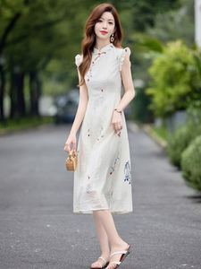 新中式连衣裙2025夏天新款巨好看的绝美减龄白色无袖改良旗袍裙子图片