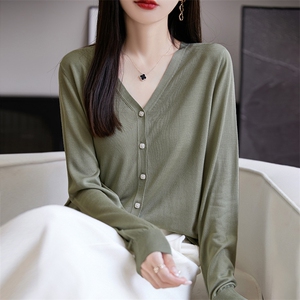 2025春季新V领系扣精纺羊毛针织开衫女薄款简约气质防晒亲肤外套图片