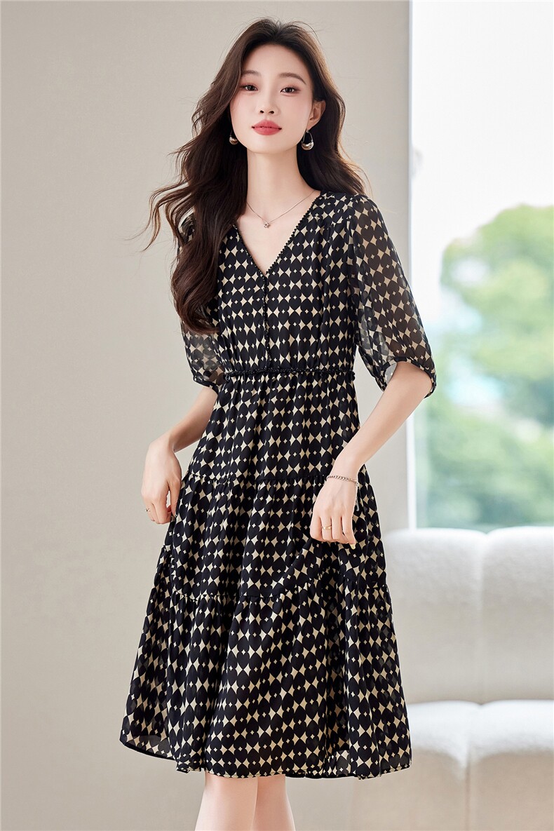 独特别致爱心印花连衣裙女2025夏新款高级感钉珠V领收腰气质裙子,女装连衣裙,布芭啦