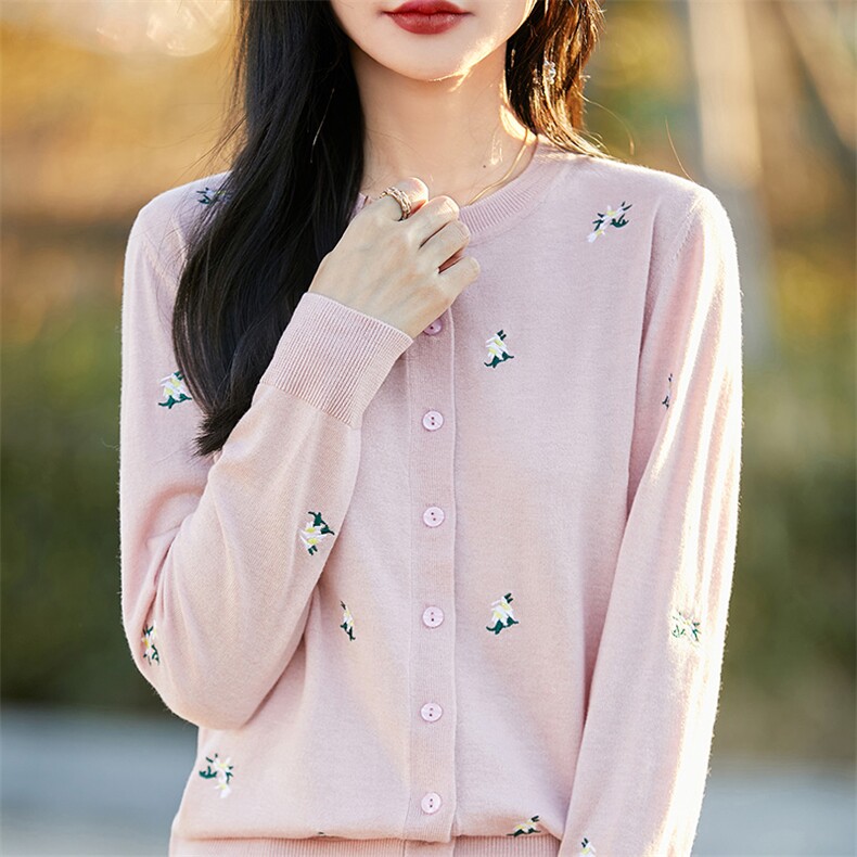 2025春精纺羊毛新款圆领茄子提花开衫女宽松百搭长袖外搭外套上衣,女装羊毛衫,片语羊绒