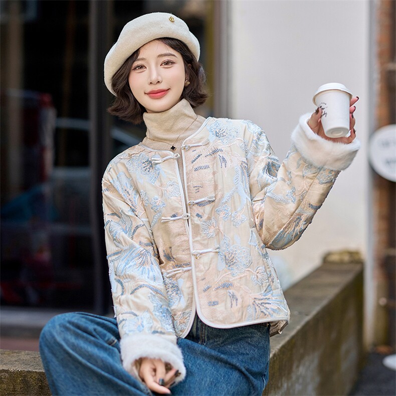 刺绣羽绒服女重工钉珠短外套2025冬新款轻薄绒盘扣上衣,女装羽绒服,韩蜜菓