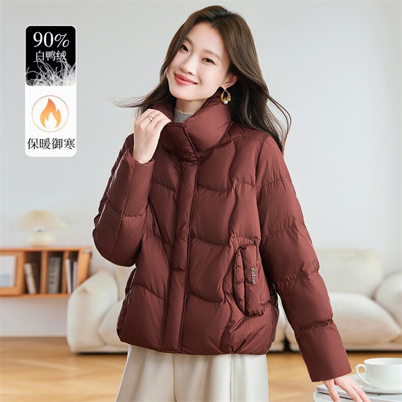 现货2025年冬季短款无帽保暖厚款90白鸭绒立领羽绒服，女装羽绒服，深妍伊美