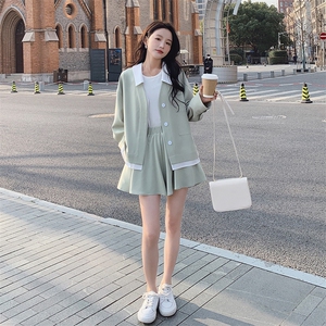 学院风甜美穿搭豆绿色开衫小外套装女2025春秋超火好看短裙两件套图片