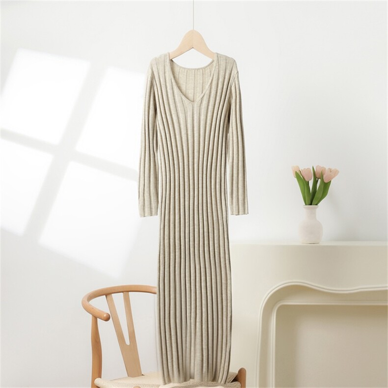 2025年秋季适中单件长袖VU领休闲/淑女精纺坑条长裙，女装连衣裙，冀清阳荣