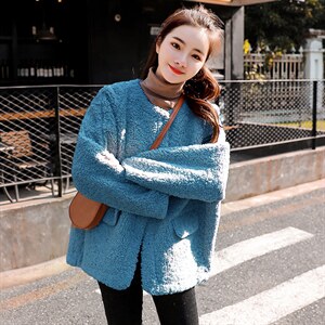 网红皮毛一体仿羊羔毛短外套2021秋冬长袖口袋宽松简约大气圆领插肩，女装短外套，意芙