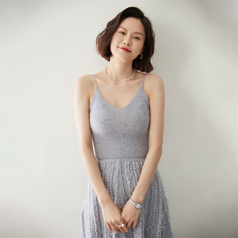 优雅气质女士吊带背心简约百搭V领设计贴身穿着展现迷人曲线，女装背心吊带，迎冬羊绒