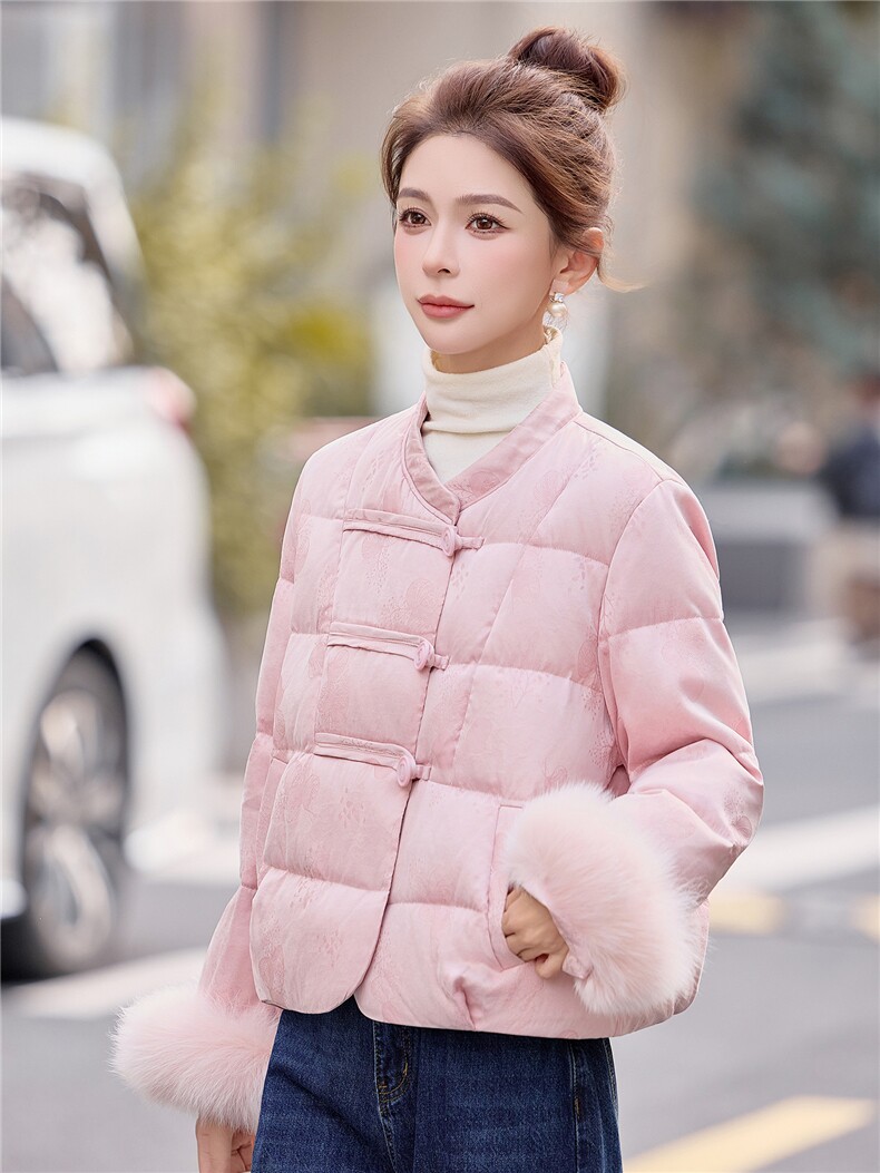 现货2026新中式气质优雅提花真狐狸毛时尚减龄白鹅绒羽绒服,女装羽绒服,火爆靓佳人