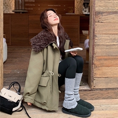 军绿色羊羔毛大翻领羽绒服女2025年冬季新款牛角扣白鸭绒保暖外套，女装羽绒服，2C227