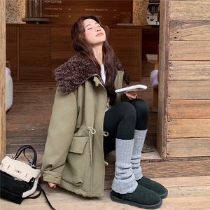 军绿色羊羔毛大翻领羽绒服女2025年冬季新款牛角扣白鸭绒保暖外套图片