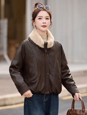 羊羔毛领拼接PU皮羽绒服女2025冬季新款小个子气质显瘦白鸭绒外套，女装羽绒服，衣之秀