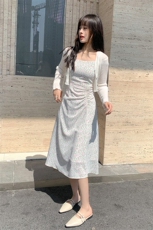 现货2024年春季网红女新款吊带碎花连衣裙加披肩针织两件套，女装连衣裙，煊芮熙