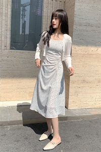 现货2024年春季网红女新款吊带碎花连衣裙加披肩针织两件套图片