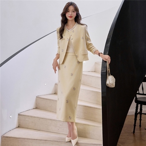 【bao款现货】2025秋装新款刺绣蝴蝶斜门襟套装长裙小香两件套图片