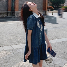 蓝色风牛仔连衣裙女夏2025新款宽松时尚复古刺綉裙子年轻，女装连衣裙，红龙果