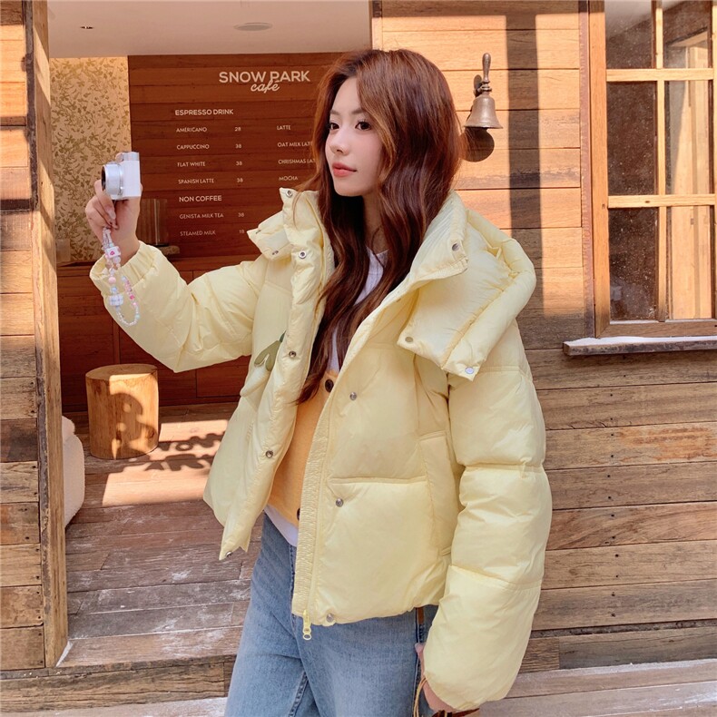 现货2025冬季新品小辣椒装饰休闲短款连帽羽绒服外套,女装羽绒服,乐吉娜