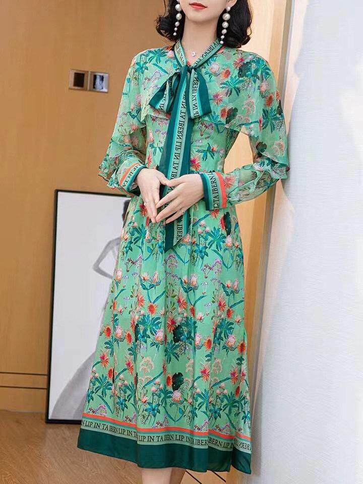 春装碎花连衣裙，女装连衣裙，蓝芝衣秀