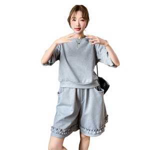 高级感通勤穿搭灰色短袖套装女夏2025超火好看t恤短裤休闲两件套图片