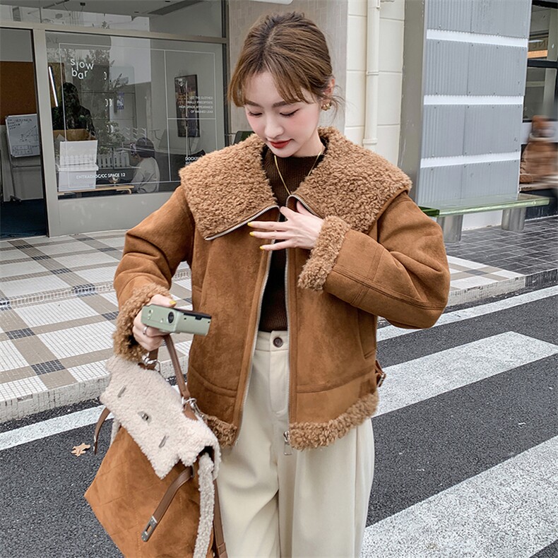 2024年冬季新款大翻领仿羊羔毛宽松短款三角扣皮毛一体外套,女装羊羔毛/颗粒绒,冬木谷雨