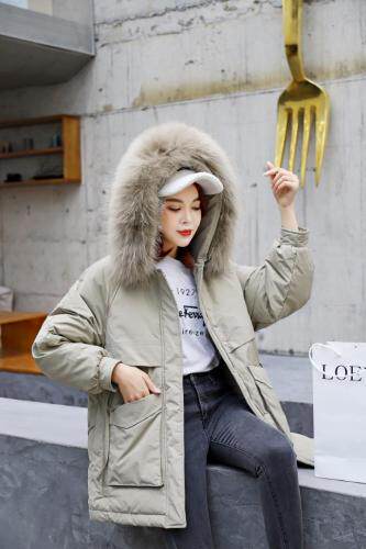 2021新款上新大毛领口袋双拉链后背标识设计90绒羽绒服，女装羽绒服，红雀纺