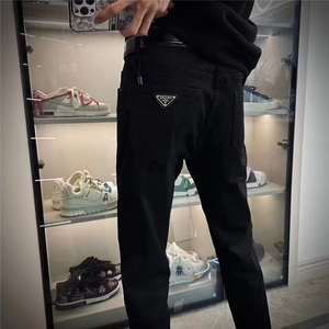 春秋款后袋金属三角标黑色小脚裤百搭显瘦修身高端潮流牛仔长裤,身高中等骨架大显壮的女生穿搭图片