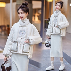 现货2023新中式刺绣羽绒服毛毛立领宽松白鸭绒短外套小香风上衣，女装羽绒服，仟媚宠