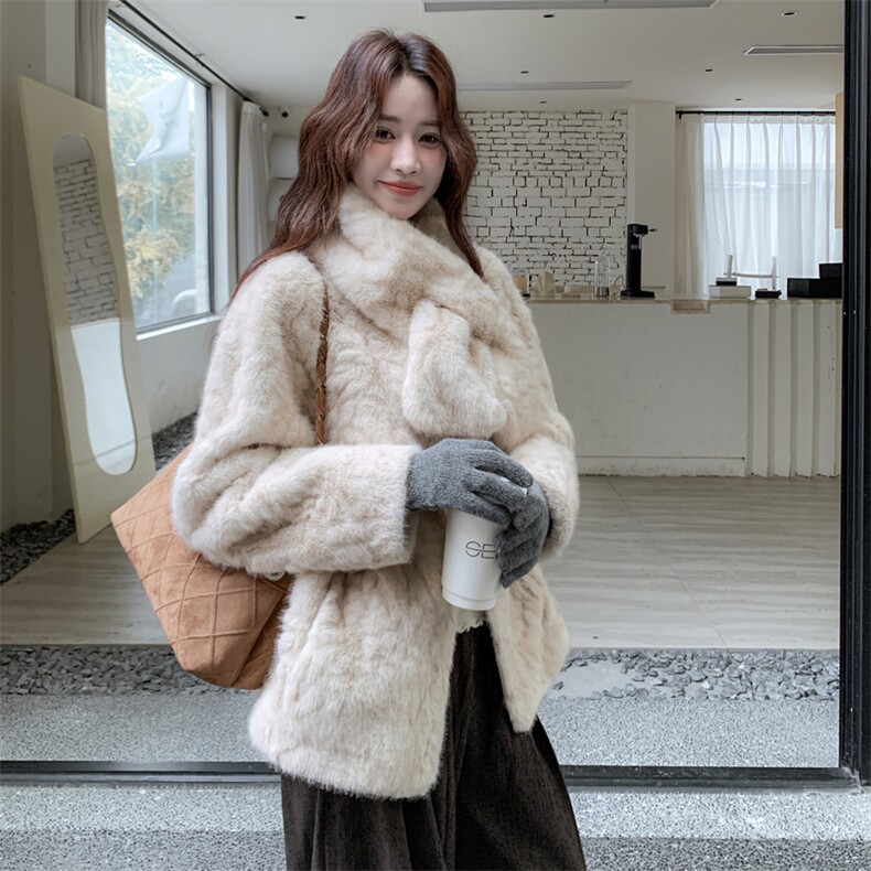 现货主推新款软糯仿獭兔毛加厚保暖配围巾环保皮毛一体p195-k298，女装羊羔毛/颗粒绒，丝露怡语