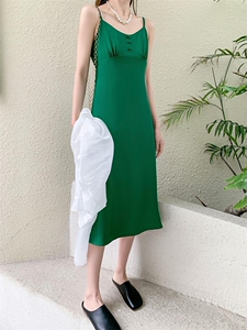 现货 立体剪裁吊带裙图片