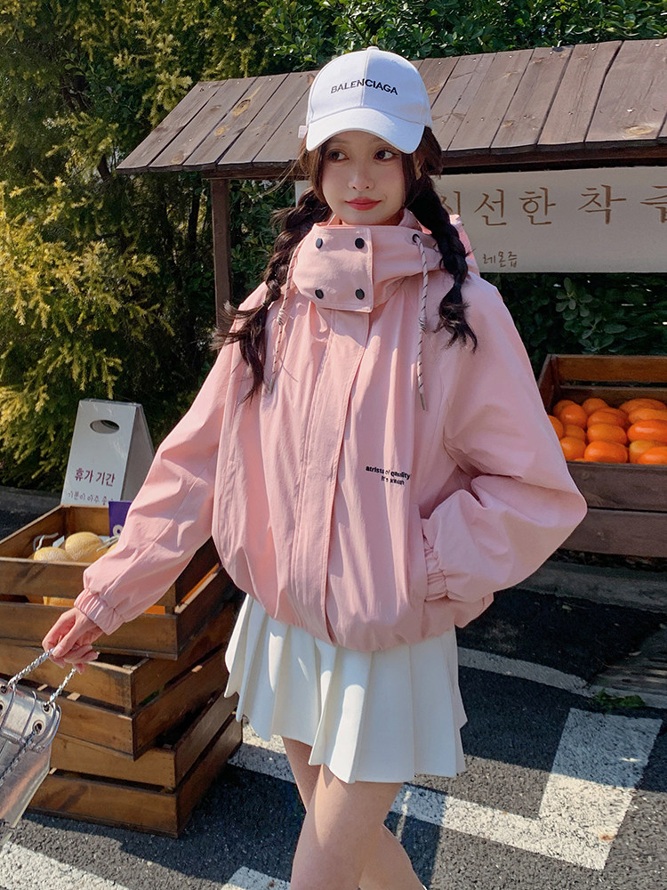 现货新款今年流行独特超好看韩系粉色休闲冲锋衣短外套女春季,女装短外套,韩蔻秀