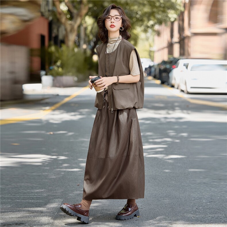 咖色马甲套装女秋季新款高级松弛感针织衫PU半身裙三件套,女装马甲,梦懿尔